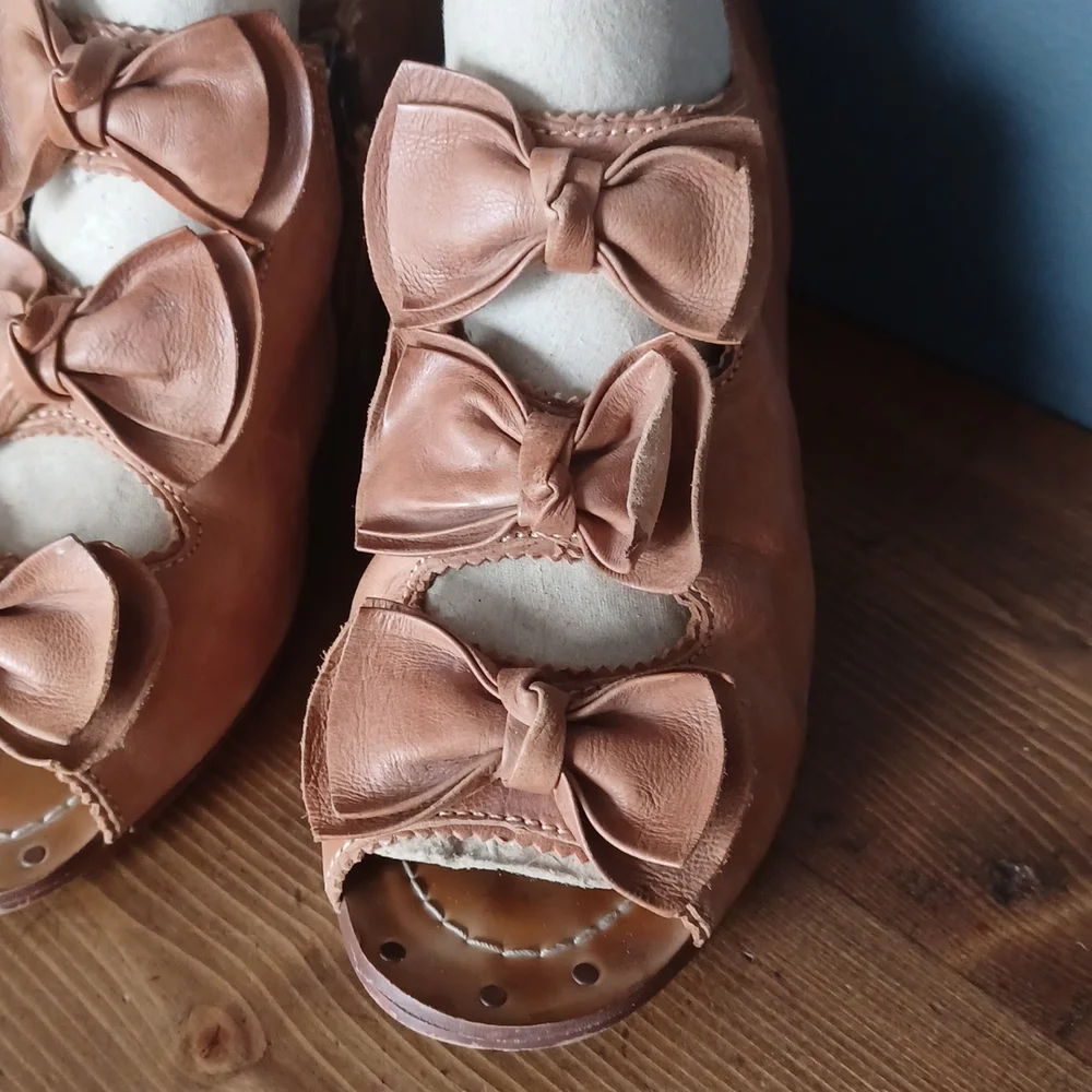 Latigo leather sandals